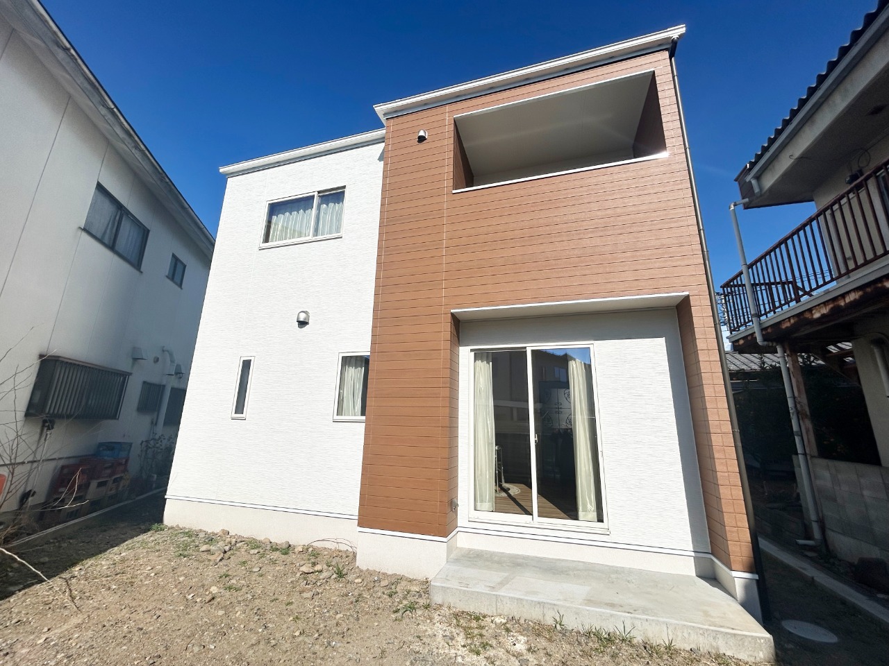 建物外観。暖色寄りで可愛い色合い♪