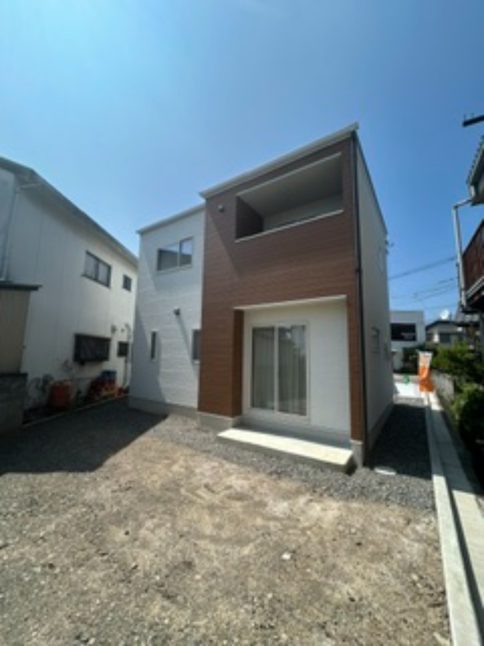 建物外観。暖色寄りで可愛い色合い♪