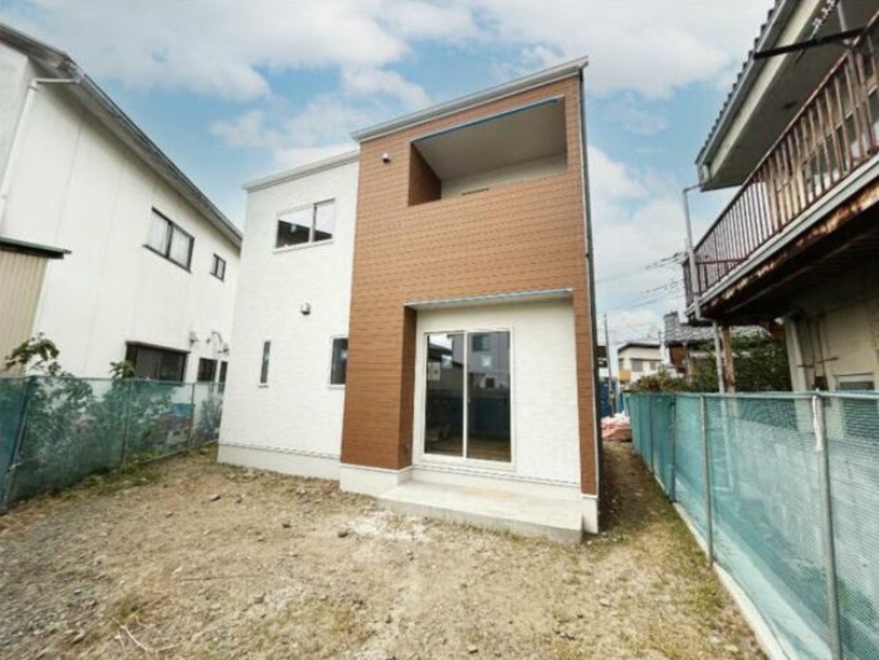 建物外観。暖色寄りで可愛い色合い♪