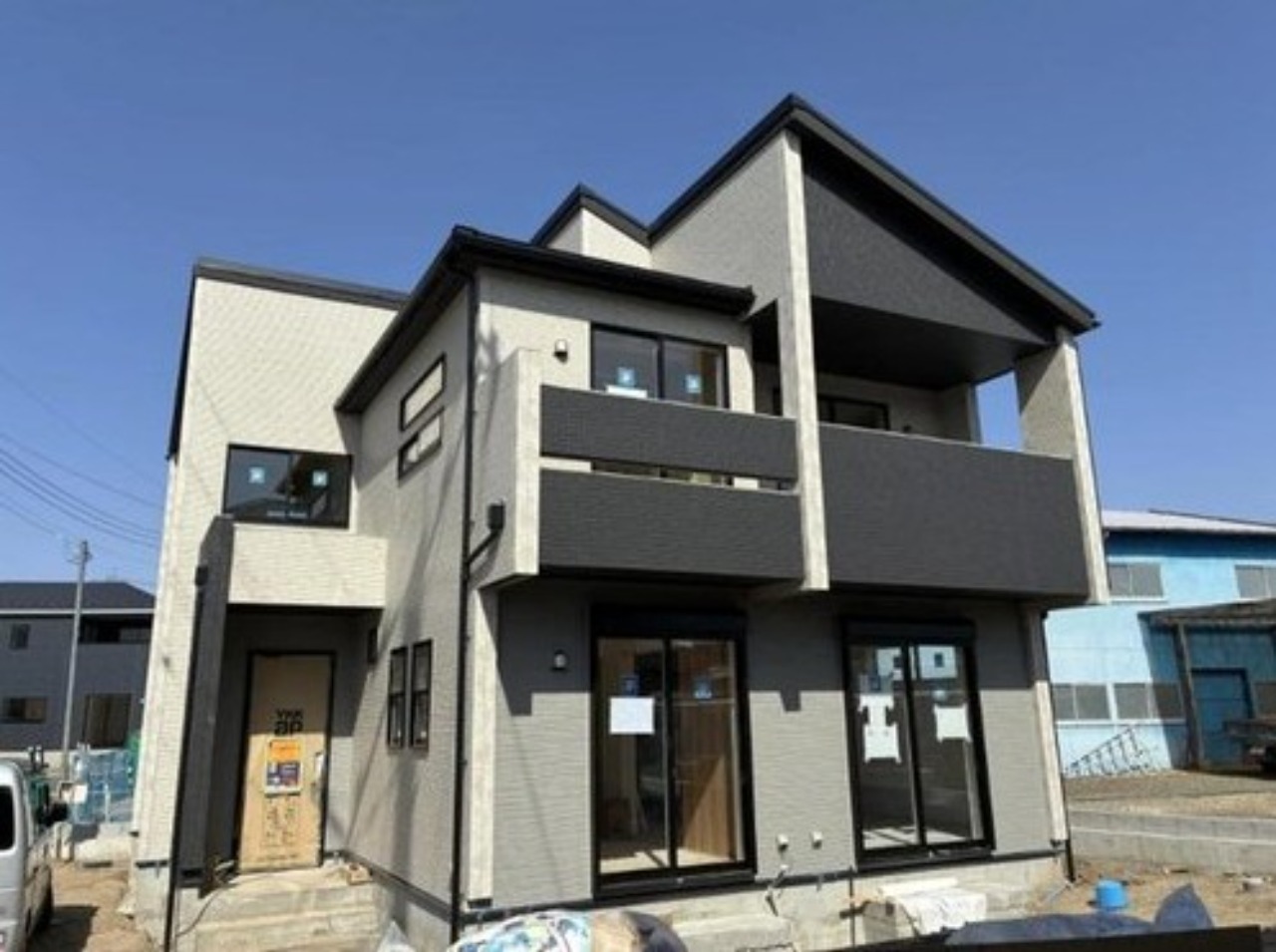 白と黒のアクセントの外観で大人かっこいいおうちになっております。