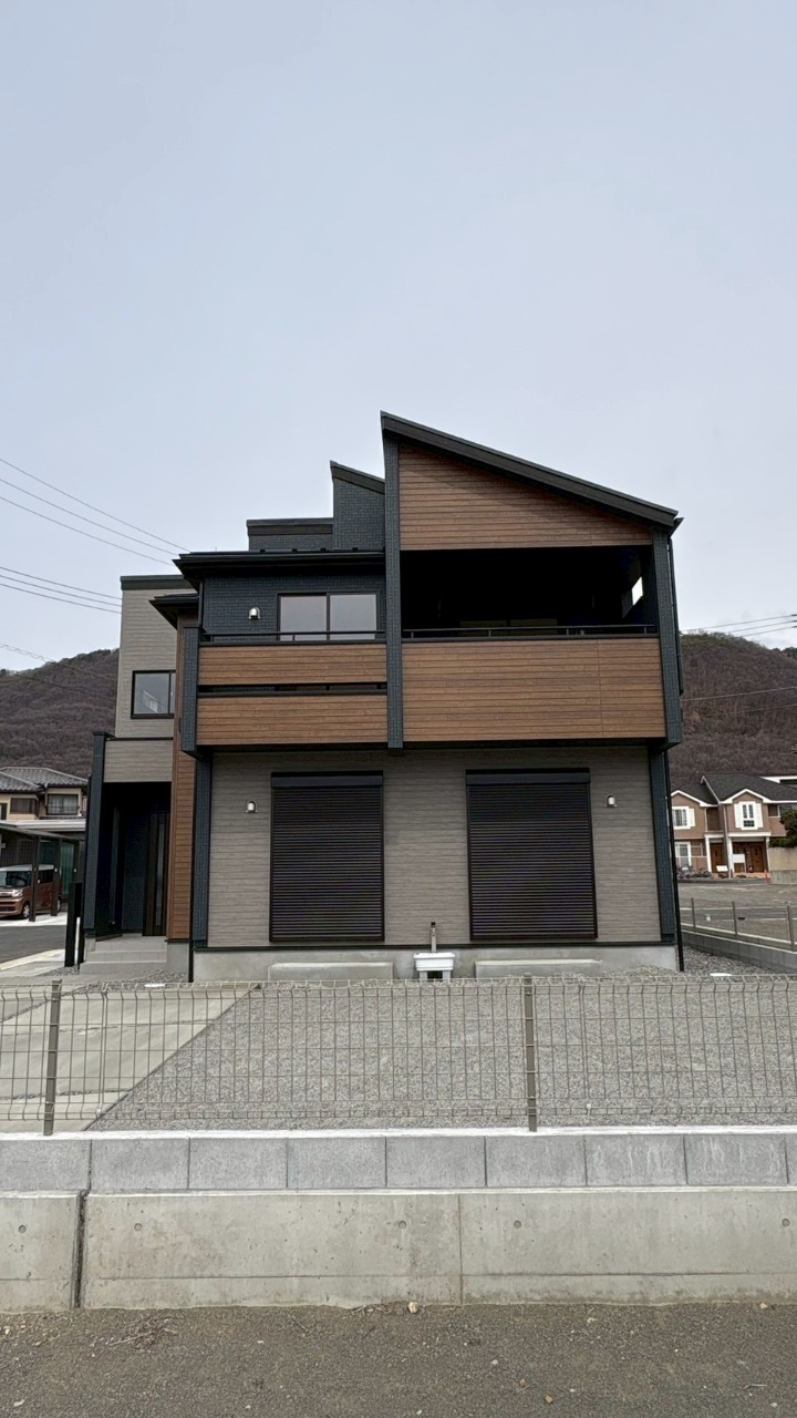 黒茶色を基調とした大人おしゃれな外観です！