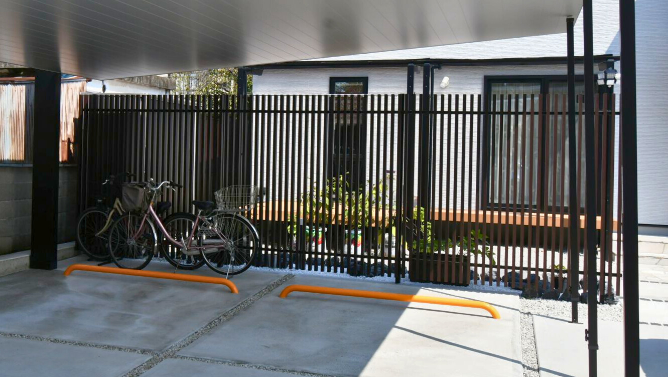 道路側からの動く視線を遮りつつ、中からは外が見える縦格子の特徴を活用。